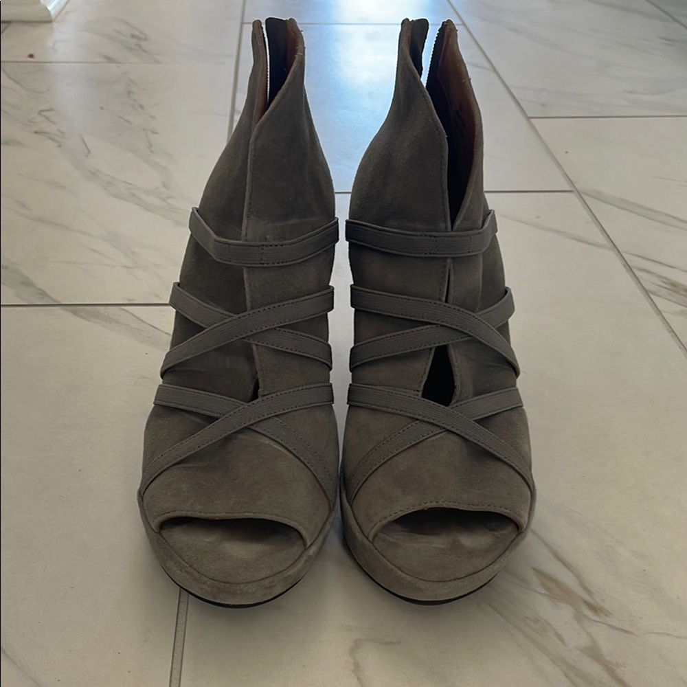 L’Amour Des Pieds Gray Women's Wedge suede booties size 10